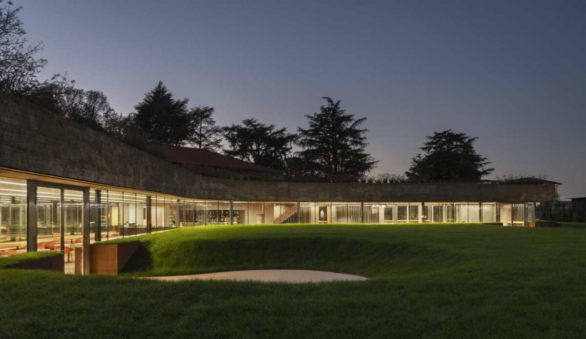 Ecco il ristorante stellato che durante il giorno diventa una mensa aziendale - Progetto di Carlo Ratti per Mutti dall'esterno (Carlo Ratti Associati FOTO) - www.buildingcue.it