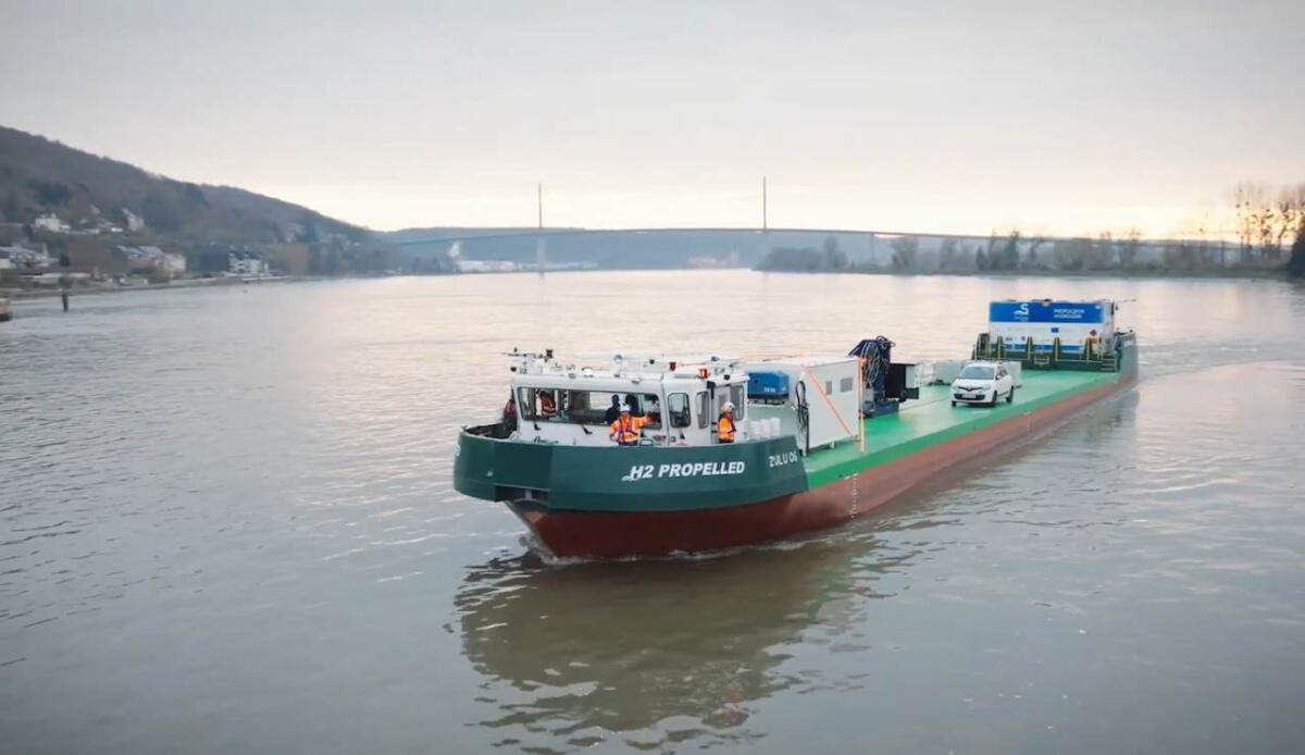 La rivoluzione verde arriva anche nei fiumi: debutta la prima imbarcazione francese alimentata a idrogeno - Imbarcazione ZULU 06 (Screenshot YouTube, Sogestran Group FOTO) - www.marinecue.it