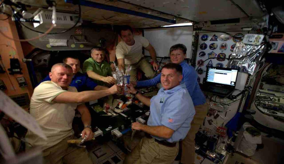 Cosa hanno mangiato gli astronauti il Giorno del Ringraziamento sulla Stazione Spaziale Internazionale? - Ringraziamento nello spazio (NASA FOTO)- www.sciencecue.it