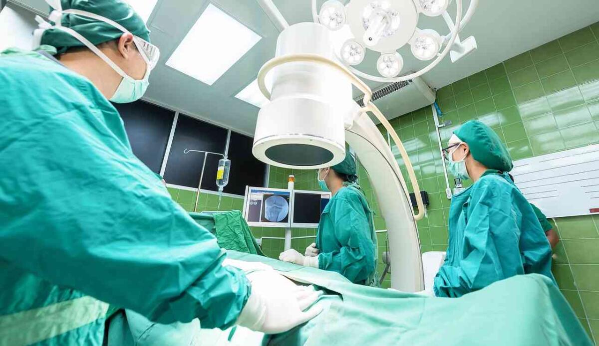 Aircare, un progetto che sfrutta IA e robotica per rivoluzionare il trattamento dei tumori di testa e collo - Operazione chirurgica (Pixabay FOTO) - www.financecue.it