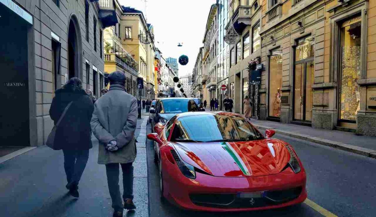 Via Montenapoleone supera New York: è la più cara al mondo per il lusso - Via Montenapoleone (Flavmi - Wikimedia Commons FOTO) - www.buildingcue.it