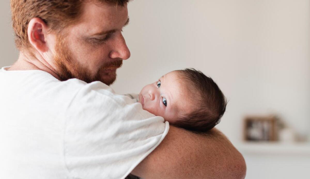Il congedo di paternità è troppo breve - Padre e figlio (Freepik FOTO) - www.biomedicalcue.it