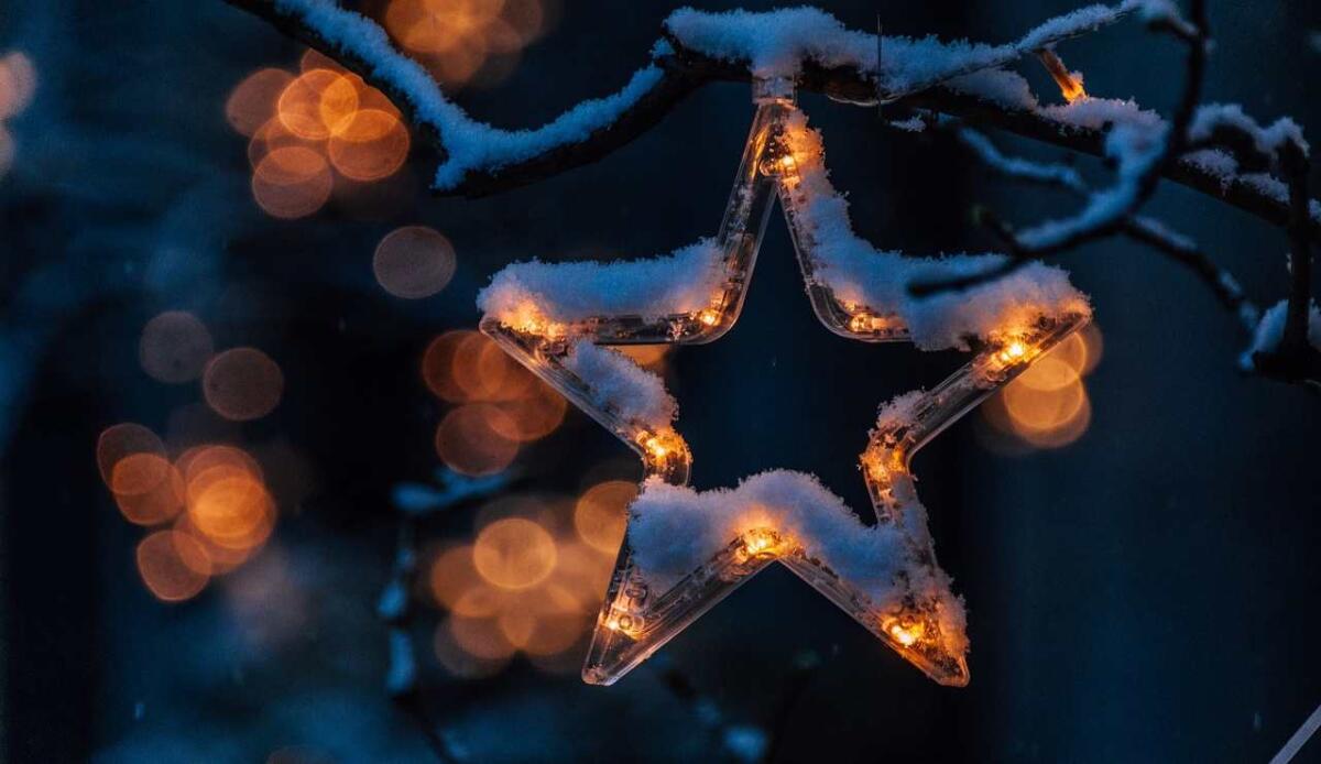 Bonus Natale 2024: ampliata la platea dei beneficiari grazie a nuove regole - Decorazioni di Natale (Pixabay FOTO) - www.financecue.it