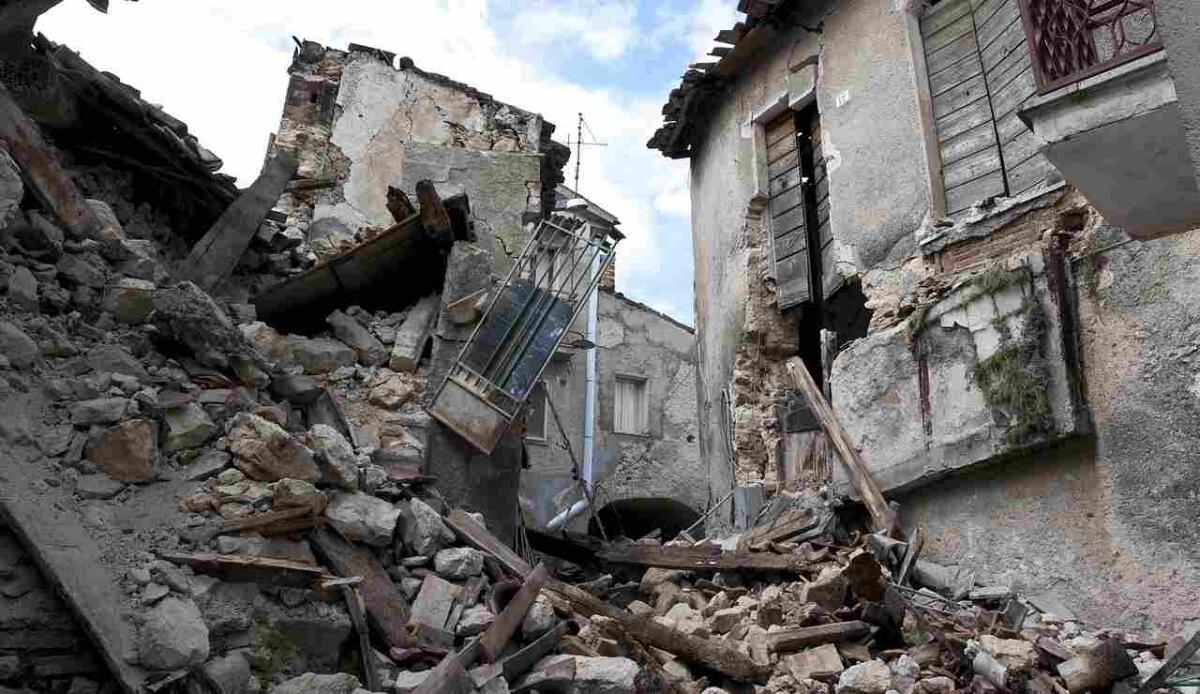 Scienziati dell'INGV hanno sperimentato un metodo innovativo per rilevare segnali magnetici pre-sismici - Danni terremoto (Pixabay FOTO) - www.sciencecue.it