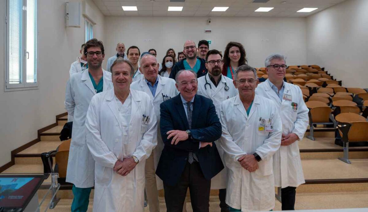 Primo trapianto al mondo a cuore battente: è avvenuto al Centro Gallucci di Padova - Medici dell'ospedale di Padova (Azienda Ospedale Università Padova FOTO) - www.biomedicalcue.it