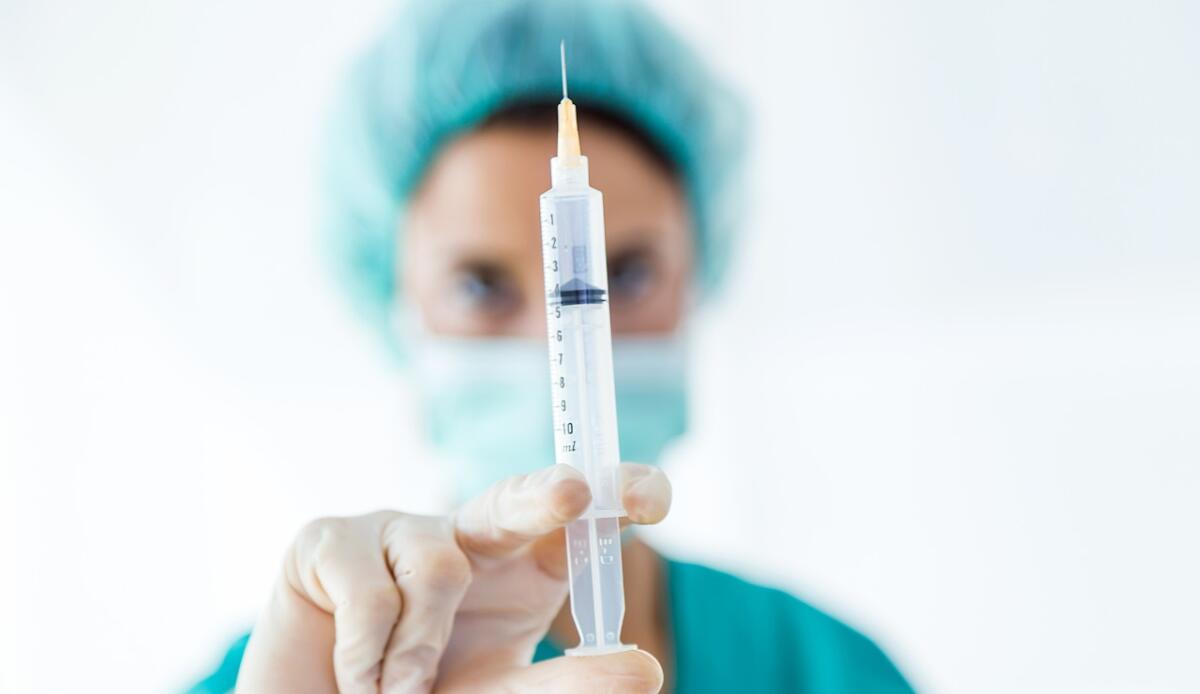 Molti italiani non riescono a curarsi: alcuni famaci sono troppo costosi - Siringa (Freepik FOTO) - www.biomedicalcue.it