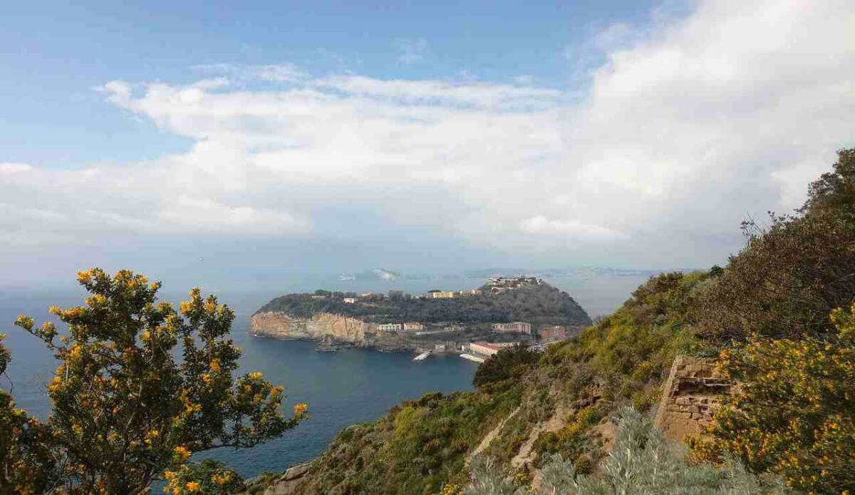 Un tesoro marino da difendere tra Nisida e la Gaiola - Nisida (Wikipedia FOTO) - www.marinecue.it