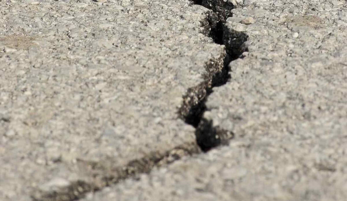 L'acqua sotterranea potrebbe avere un ruolo nell'attività sismica estiva a Irpinia - Crepa terremoto (Pixabay FOTO) - www.buildingcue.it