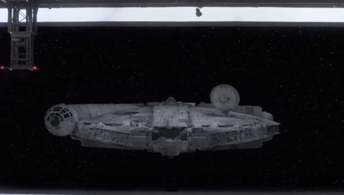 Il raggio traente di Star Wars è realtà: la nuova tecnologia sviluppata al MIT - Il Millennium Falcon viene attratto dalla Morte Nera (Comics and stuff - youtube screenshot) - www.sciencecue.it