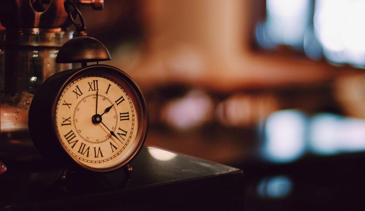 Sono almeno 7 ore di sonno a notte quelle che ci permetterebbero di invecchiare bene: lo studio - Sveglia (Pixabay FOTO) - www.biomedicalcue.it