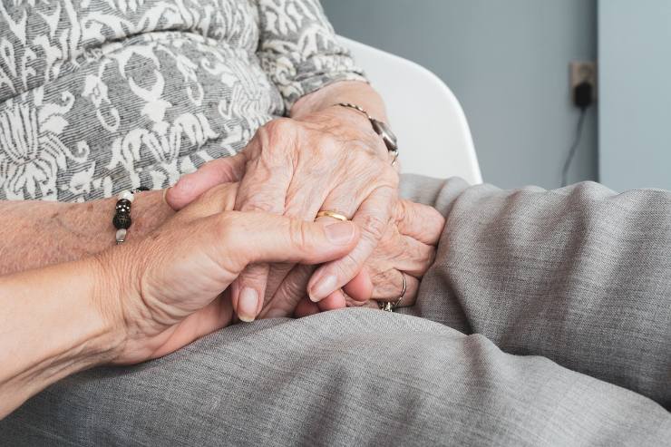 Mani di una donna anziana (Pixabay FOTO) - www.biomedicalcue.it