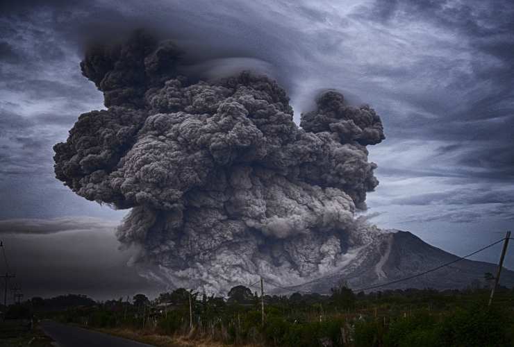 Vulcano in eruzione (Pixabay FOTO)- www.buildingcue.it