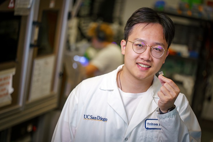 Sai Zhou, uno degli autori dello studio, mostra il cerotto ultrasuoni indossabile (UC San Diego FOTO) - www.biomedicalcue.it