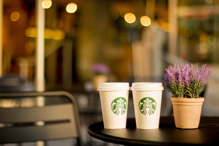 Due tazze Starbucks (Pixabay FOTO) - www.financecue.it