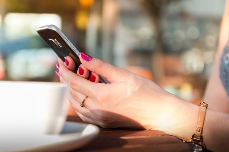 Mani che reggono un telefono (Pixabay FOTO) - www.systemscue.it