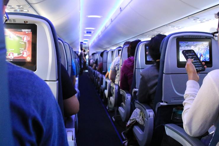 Passeggeri a bordo di un aereo di linea (Pixabay FOTO) - www.managementcue.it