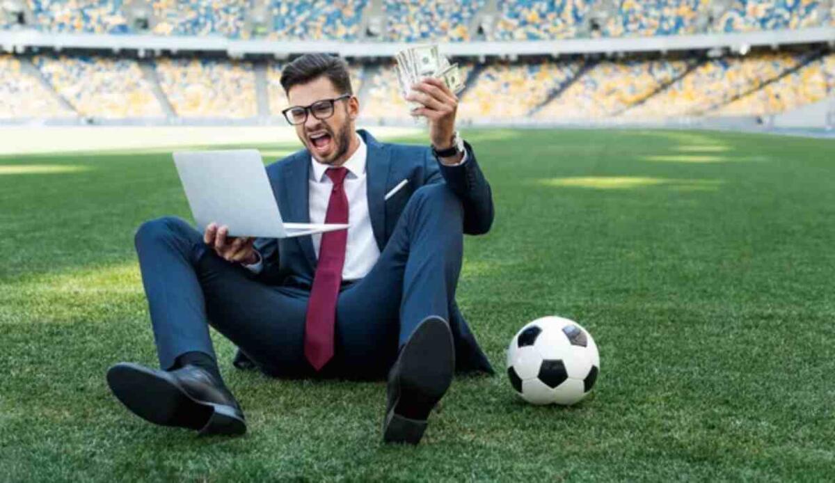 Calcio, i ricavi del 2025 sono impressionanti: il Real Madrid domina in Europa - Illustrazione di un uomo d'affari in un campo da calcio (Depositphotos FOTO) - www.financecue.it