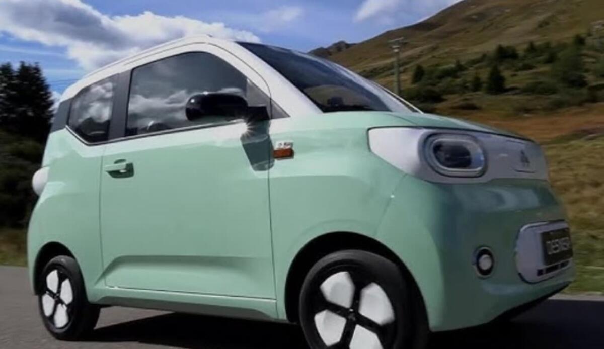 Quattro persone in un abitacolo di circa 2 metri | Sembra una macchina, ma è un quadriciclo: potente e confortevole si guida dai 16 anni - Una mini auto a misura d'uomo e di città (YouTube Foto) - www.aerospacecue.it