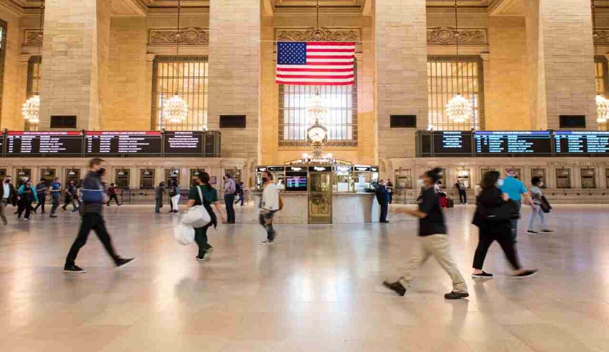 USA, mercati in fermento: i titoli da tenere d’occhio con Trump presidente - Borsa USA con bandiera americana (Freepik Foto) - www.financecue.it