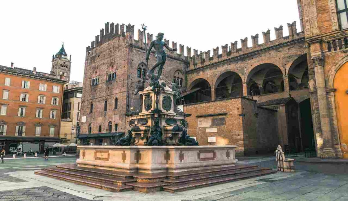 Bologna città 30: nel 2024 non è stato ucciso nessun pedone in strada - Bologna (Pexels foto) - www.vehiclecue.it