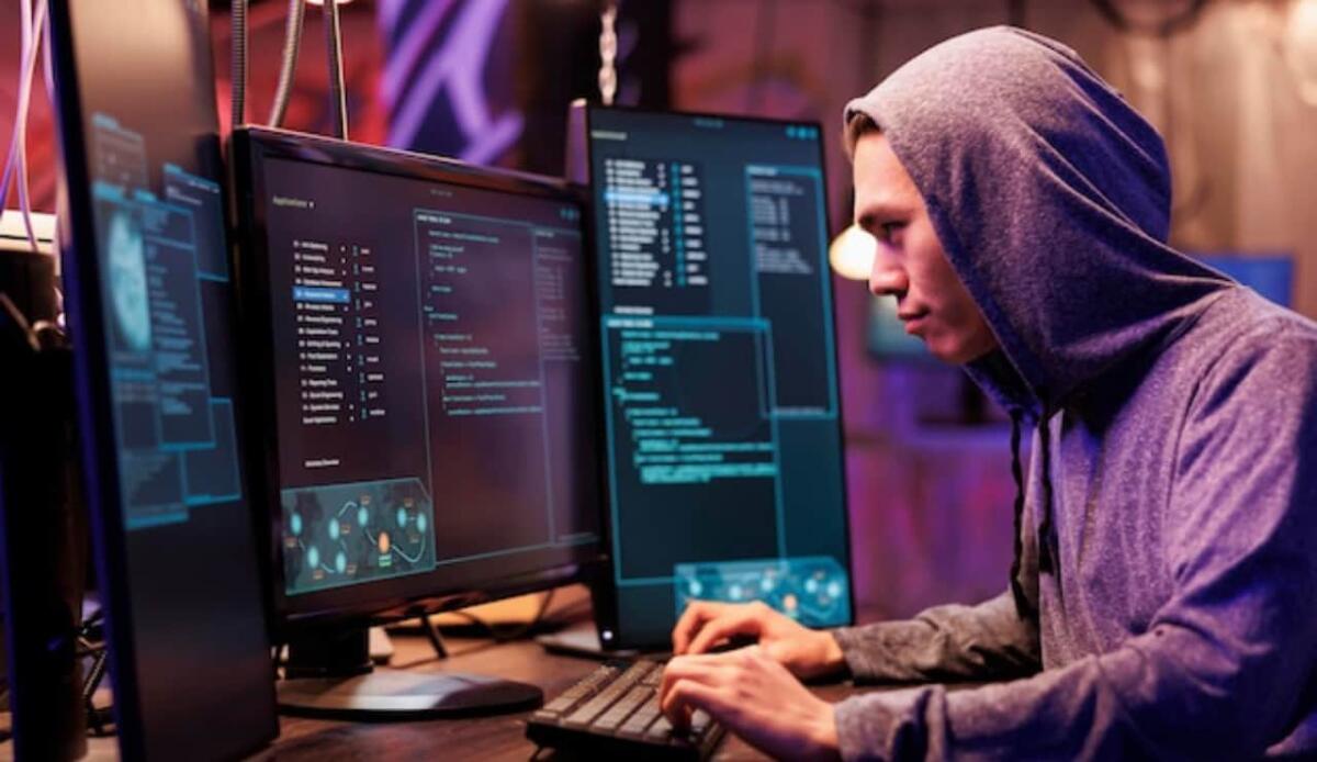 Sicurezza informatica: la storia del quindicenne che da Cesena cambiava le rotte delle navi - Hacker quindicenne faceva cose illegali ma assurde (Freepik Foto) - www.marinecue.it