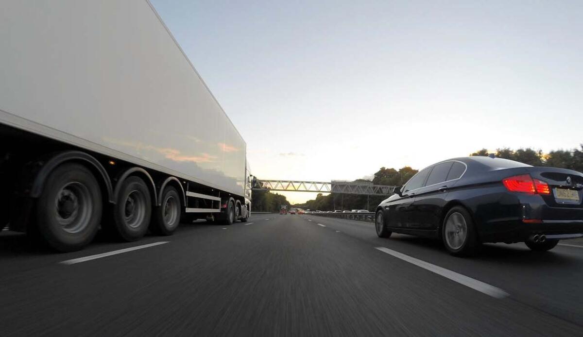 Autostrada a nastro, niente più camion: la rivoluzione arriva dal Giappone - Autostrada auto e camion (Pexels foto) - www.vehiclecue.it