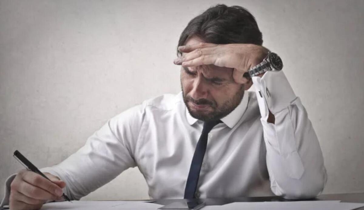 Consegnare il lavoro in ritardo comporta gravi conseguenze: il nuovo studio - Illustrazione di un lavoratore disperato in ritardo con il lavoro (Depositphotos FOTO) -