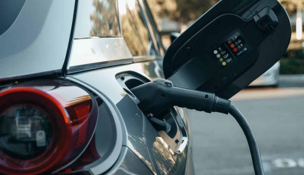 La strada verso un futuro più verde e responsabile passa dalle auto elettriche: è quello che stavamo aspettando - Ricarica auto elettrica (Pexels foto) - www.energycue.it