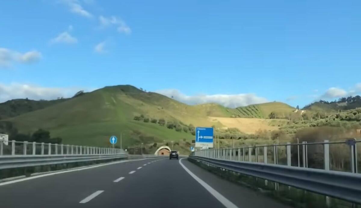 Statale 106: è davvero molto lunga e percorrerla è una vera sfida - Statale 106 (screenshot HWYitalia/YouTube) - www.vehiclecue.it