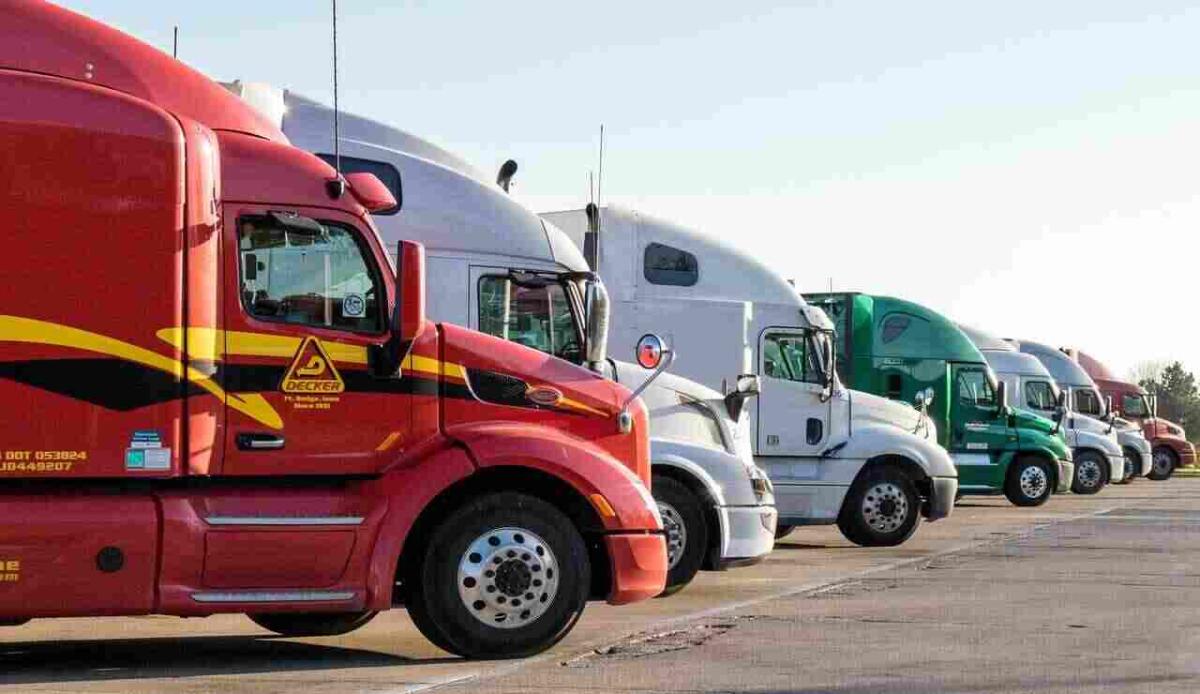 In Spagna rivoluzionano il mondo dei trasporti: un abbonamento unico è realtà - Camion in fila (Pixabay Foto) - www.vehiclecue.it