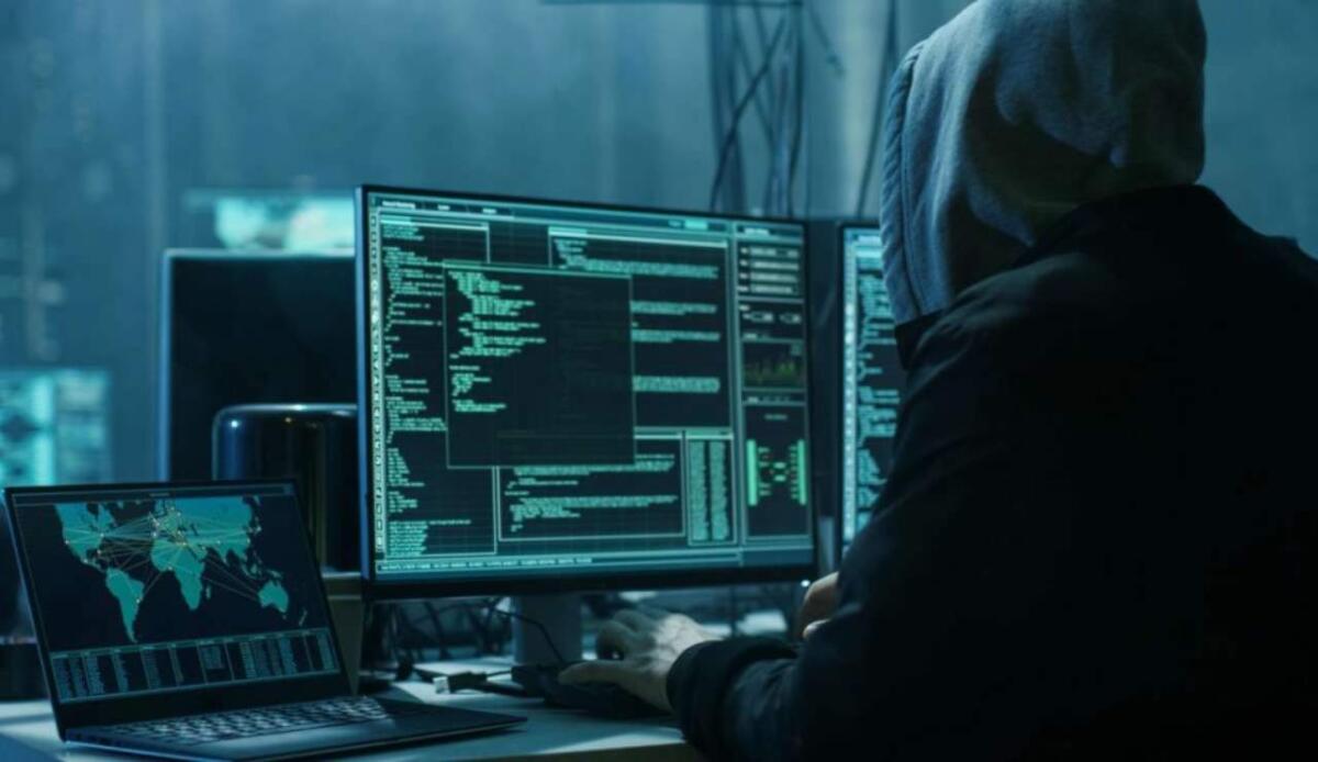 Rotte deviate e voti ritoccati: quanto c’è di vero nel caso di Cesena? - Illustrazione di un hacker (Depositphotos FOTO) - www.marinecue.it