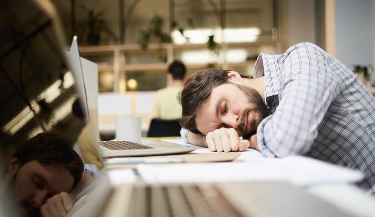Hai un lavoro stressante e sedentario? Potresti dormire peggio di chiunque altro - Lavoro stancante (Pixabay) - www.systemscue.it