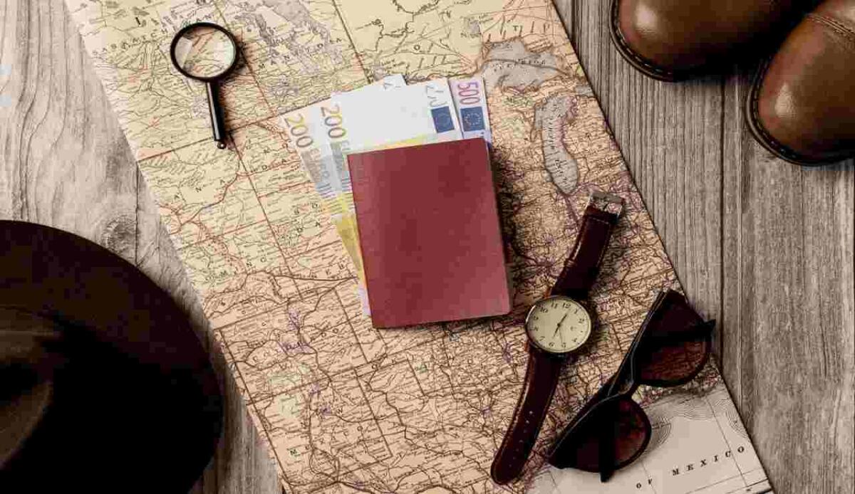 Lavoratori rimpatriati, niente più indennità di disoccupazione dal 2025 - Passaporto con banconote in euro (Freepik Foto) - www.financecue.it