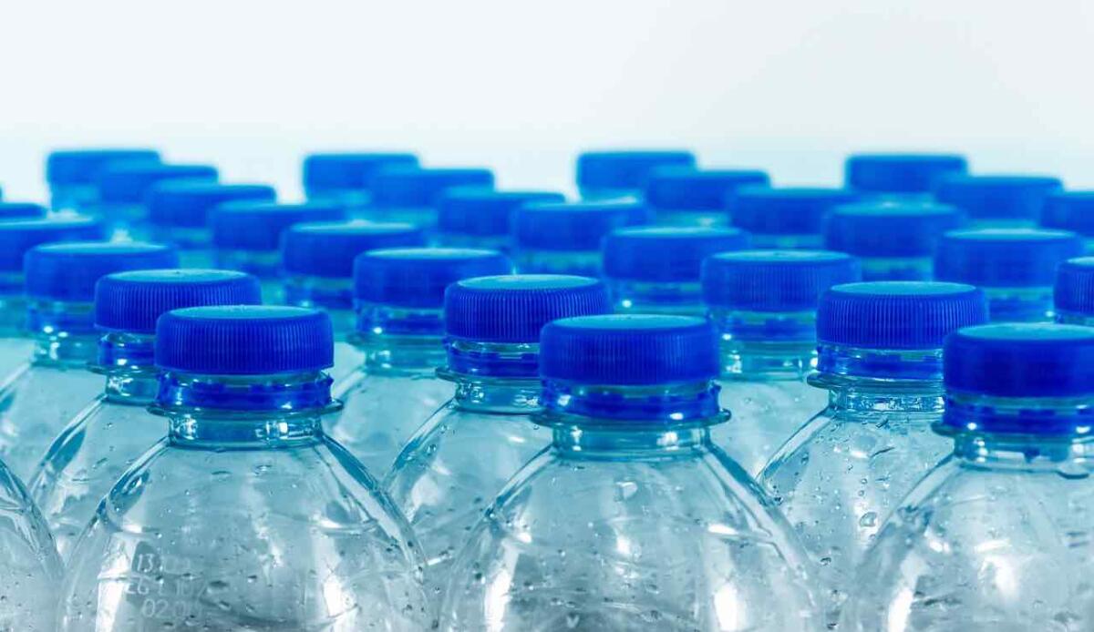Bottiglie di plastica, l'UE ha deciso: verrà utilizzato un nuovo e inaspettato materiale - Bottiglie in plastica (Pixabay) - www.systemscue.it