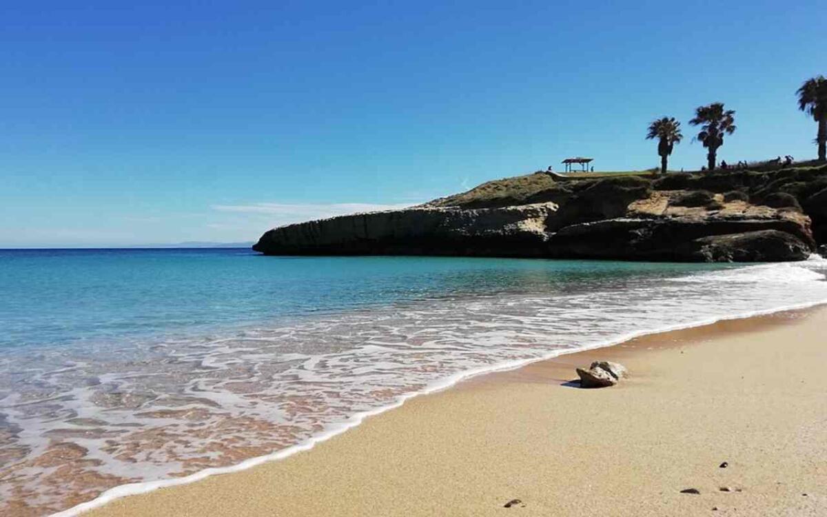 Mare, arriva una buona notizia | Il mare restituisce queste spiagge: ma prima le ha completamente devastate - Spiaggia di Balai in Sardegna (commons.wikimedia.org) - www.marinecue.it