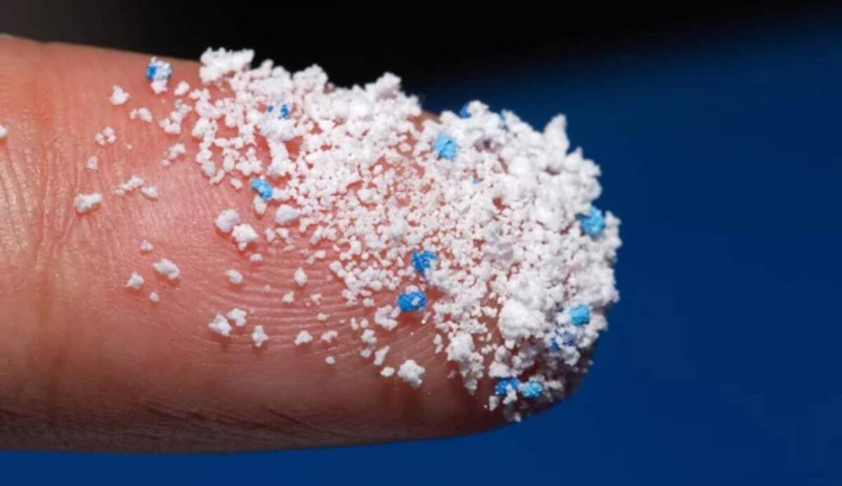 Microplastiche, sono ovunque: anche dentro il nostro cervello - Illustrazione di microplastiche su un dito (Depositphotos FOTO) - www.energycue.it