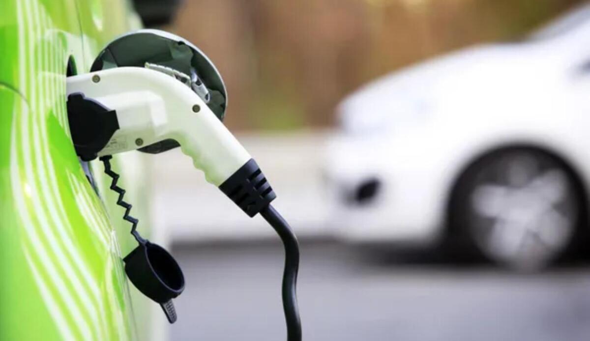 Volkswagen in Cina per la costruzione di veicoli elettrici - Illustrazione di un'auto elettrica sotto carica (Depositphotos FOTO) - www.vehiclecue.it