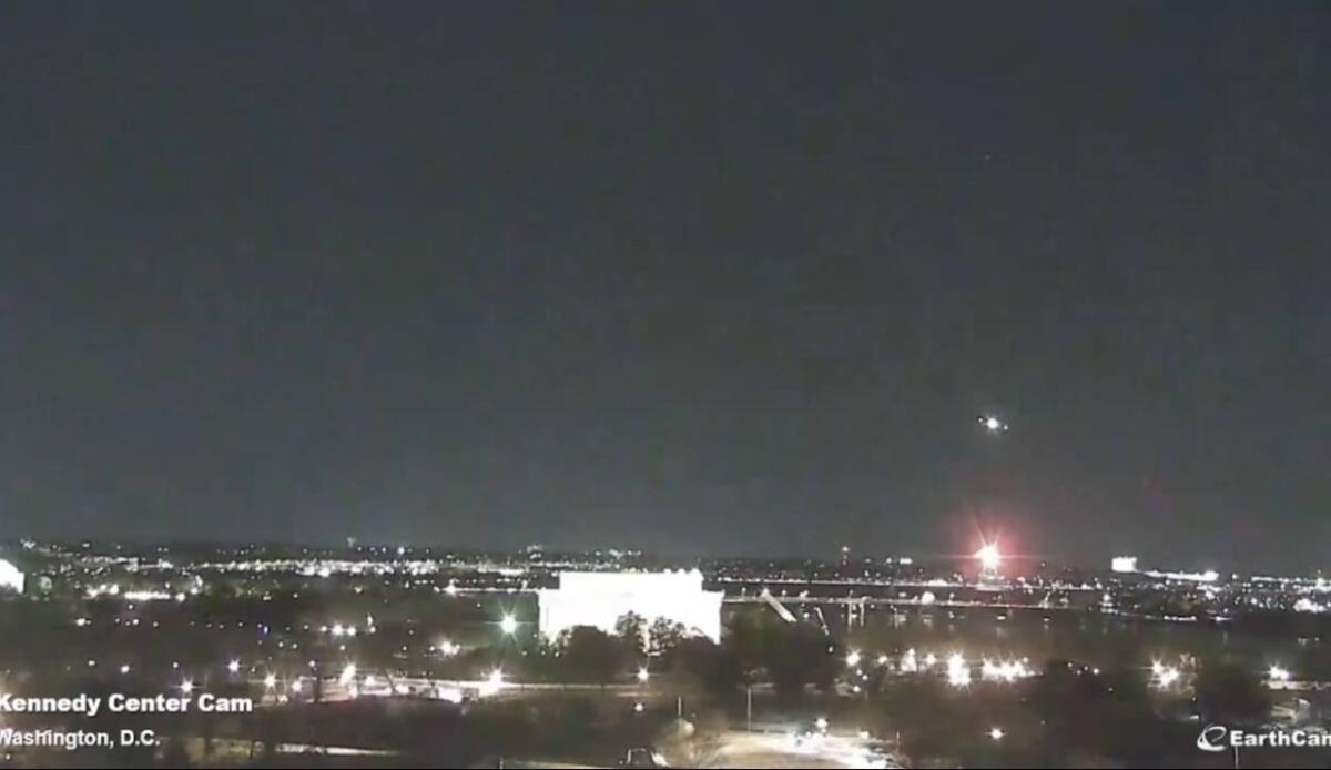 Incidente aereo a Washingtong DC: cosa è successo e cosa sappiamo finora? - Incidente aereo Washington DC (Telecamera Kennedy Center) - www.aerospacecue.it