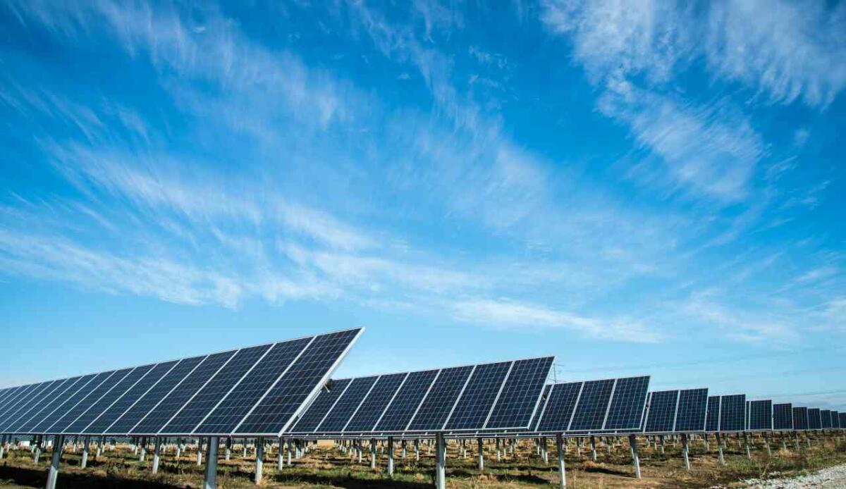 Pannelli solari, una nuova scoperta arriva dalla Cina: influenzano le aree naturali - Parco di pannelli fotovoltaici (Unsplash foto) - www.energycue.it