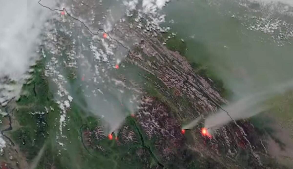 Incendi a Los Angeles: i satelliti hanno offerto una visuale inedita dallo Spazio - Incendi Los Angeles dai satelliti (screenshot NOAA Satellites Monitor Wildfires/YouTube) - www.aerospacecue.it