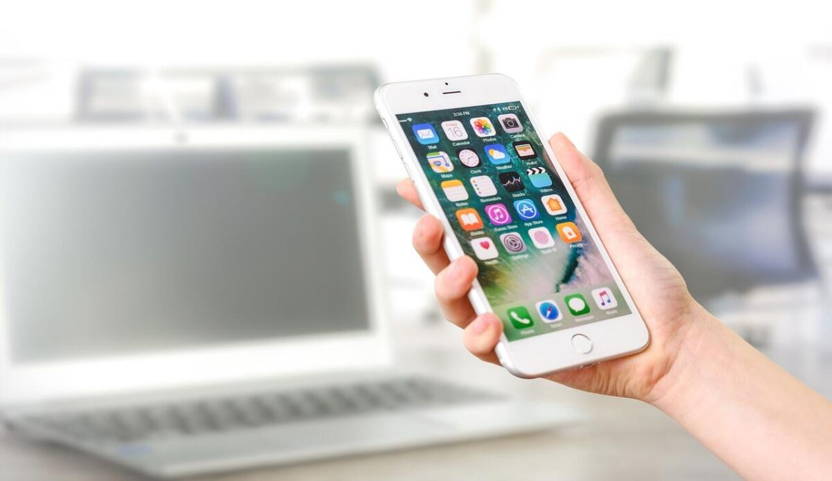 Truffa, clonano il numero e si fingono della Questura: perde tutti i risparmi - Smartphone in mano (Pixabay Foto) - www.systemcue.it
