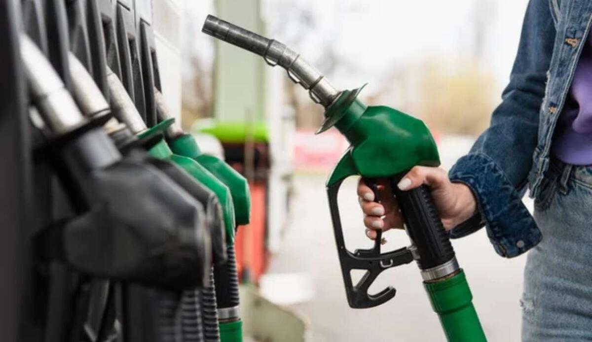 Tpl e accise: scendono quelle sulla benzina, aumentano sul gasolio - Rifornimento di benzina (Depositphotos foto) - www.vehiclecue.it