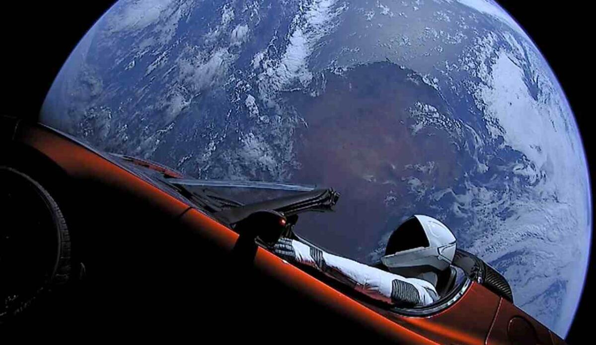 Equivoci cosmici: la Tesla di Elon Musk è stata scambiata per un asteroide - Illustrazione della Tesla lanciata nello spazio (Wikipedia SpaceX FOTO) - www.aerospacecue.it