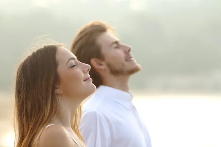Illustrazione di due ragazzi che respirano aria fresca (Depositphotos FOTO) - www.biomedicalcue.it