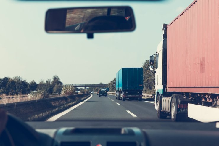 Autostrada auto e camion (Pexels foto) - www.vehiclecue.it