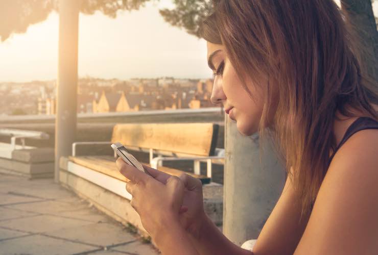 Donna che controlla il telefono (Pixabay Foto) - www.systemcue.it