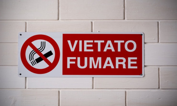 Cartello che indica il divieto di fumare (Adobe foto) - www.buildingcue.it