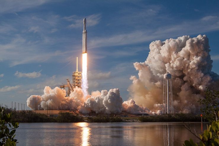 Illustrazione del decollo della Falcon Heavy (Wikipedia SpaceX FOTO) - www.aerospacecue.it
