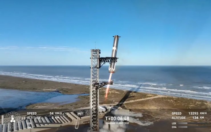 Il razzo Super Heavy poco dopo il lancio (Space X FOTO) - www.aerospacecue.it