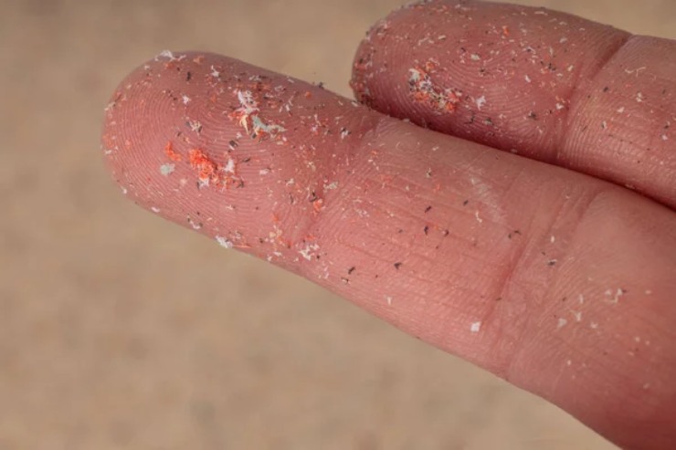 Illustrazione di alcune microplastiche sulla mano (Depositphotos)